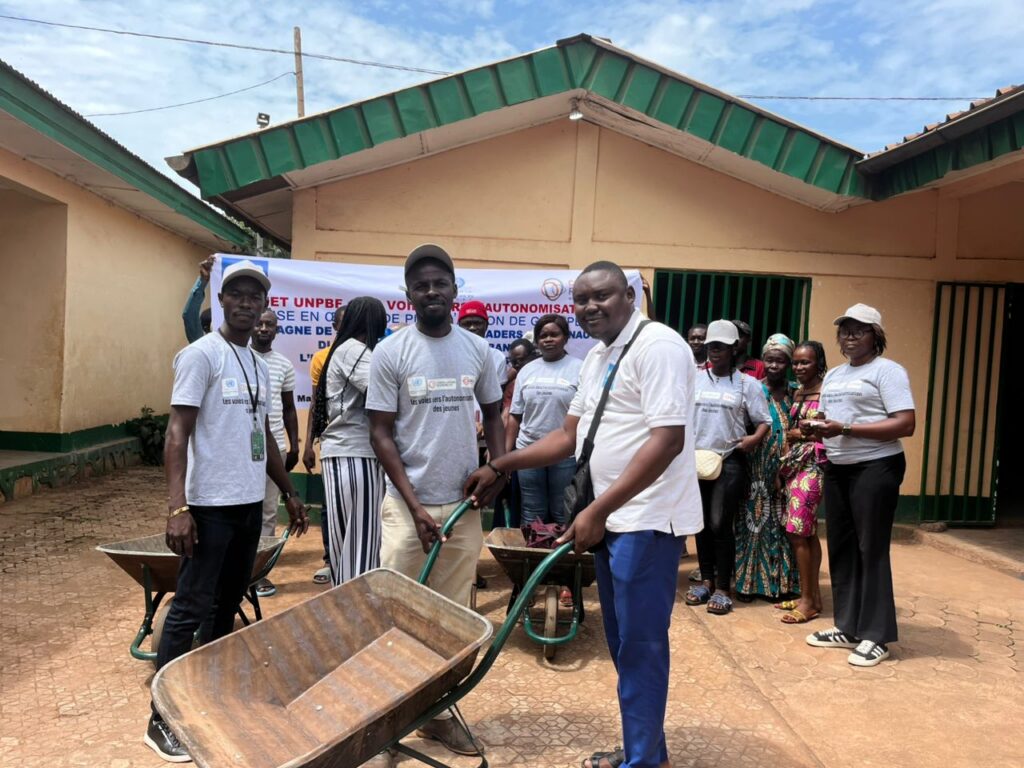 Remise des kits par le Responsable suivi de M3D, Jonathan Kondoko au groupe bénéficiaire.